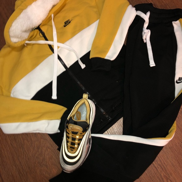 Women’s small with a 7 shoe - Picture 2 of 5